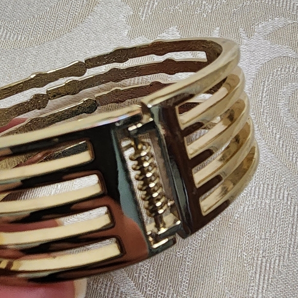 VINTAGE 80S GOLD TONE RHINESTONE HINGED CUFF BRACELET STATEMENT ARCHITECTURAL - Picture 5 of 12